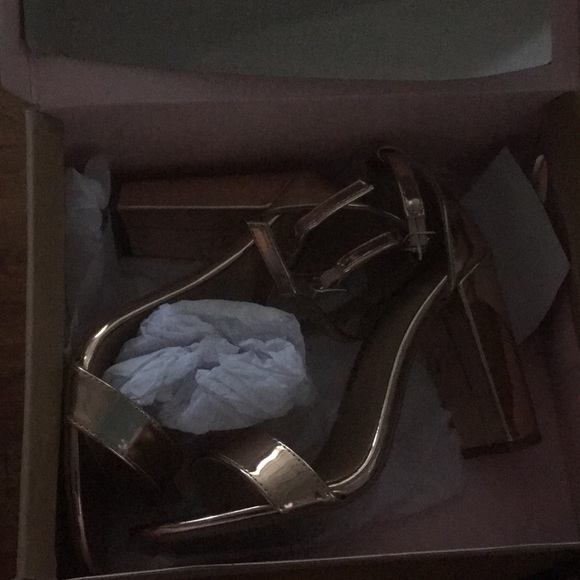 Gold heels size 8 - Picture 1 of 1